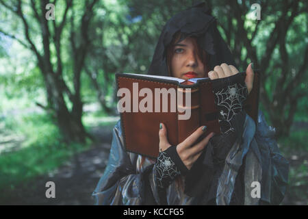 Foto von Hexe mit Buch Stockfoto