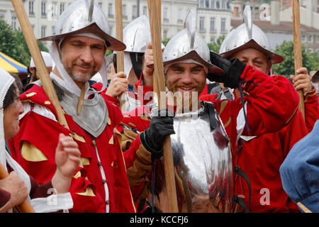 LYON, Frankreich, 13. Mai 2017 : verkleidete Menschen in Renaissance-Kleidung im Stadtteil Vieux-Lyon. Jedes Jahr kehrt Lyon in die Vergangenheit zurück, um seine Frau zu feiern Stockfoto