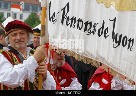 LYON, Frankreich, 13. Mai 2017 : verkleidete Menschen in Renaissance-Kleidung im Stadtteil Vieux-Lyon. Jedes Jahr kehrt Lyon in die Vergangenheit zurück, um seine Frau zu feiern Stockfoto