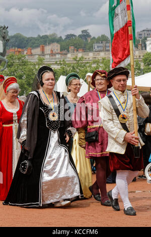 LYON, Frankreich, 13. Mai 2017 : verkleidete Menschen in Renaissance-Kleidung im Stadtteil Vieux-Lyon. Jedes Jahr kehrt Lyon in die Vergangenheit zurück, um seine Frau zu feiern Stockfoto