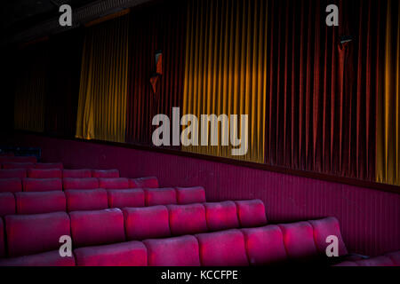 2013 komplett abgerissen, das Art déco-robins Kino, die auf der London Road (A30) in Camberley, Surrey hat eine neue Gehäuse Entwicklung geworden. Stockfoto