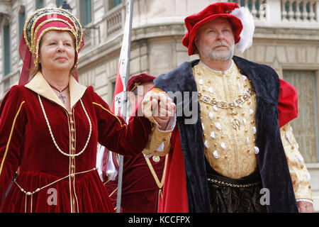 LYON, Frankreich, 13. Mai 2017 : verkleidete Menschen in Renaissance-Kleidung im Stadtteil Vieux-Lyon. Jedes Jahr kehrt Lyon in die Vergangenheit zurück, um seine Frau zu feiern Stockfoto