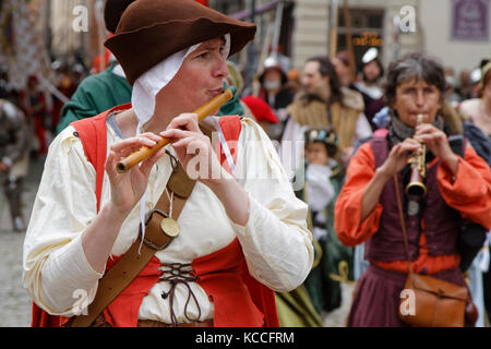 LYON, Frankreich, 13. Mai 2017 : traditionelle Musiker in Renaissance-Kleidung im Stadtteil Vieux-Lyon. Jedes Jahr kehrt Lyon in die Vergangenheit zurück, um sie zu feiern Stockfoto