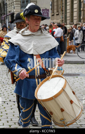 LYON, Frankreich, 13. Mai 2017 : verkleidete Menschen in Renaissance-Kleidung im Stadtteil Vieux-Lyon. Jedes Jahr kehrt Lyon in die Vergangenheit zurück, um seine Frau zu feiern Stockfoto