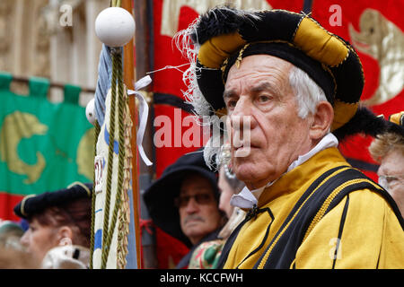 LYON, Frankreich, 13. Mai 2017 : verkleidete Menschen in Renaissance-Kleidung im Stadtteil Vieux-Lyon. Jedes Jahr kehrt Lyon in die Vergangenheit zurück, um seine Frau zu feiern Stockfoto