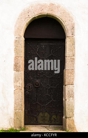 Sehr alte verzierte hölzerne Kirche Tür in Schwarz. Stockfoto