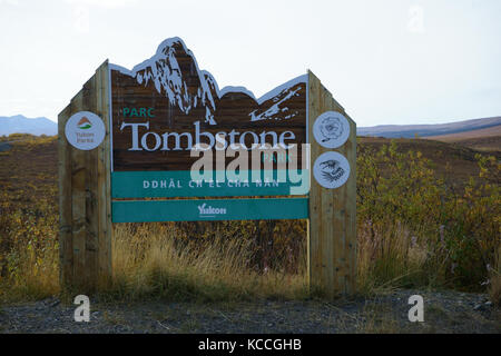 Markierung entlang der Dempster Highway für Tombstone Territorial Park, Yukon Territory, Kanada Stockfoto