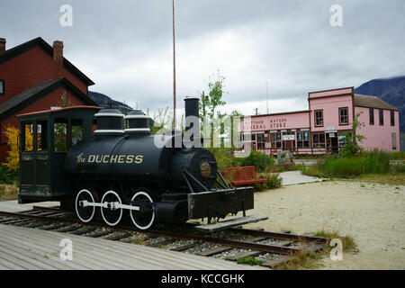 Carcross mit alten Lokomotive 'Duchess' und histroic Matthew Watson Generalstore, Yukon Territory, Kanada Stockfoto