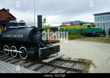 Alte 'Duchess' Dampf lokomitive vor modernen Diesel Lokomotive der White Pass Zug am Carcross, Yukon Territory, Kanada Stockfoto