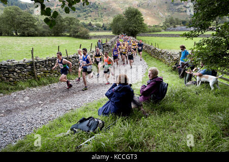 Der Start des Rennens fiel, Borrowdale Hirten Treffen, Rosthwaite, Keswick, Cumbria, Großbritannien Stockfoto