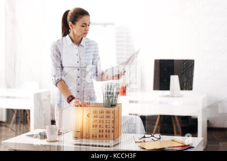 Uneployed junge Frau packen ihre Sachen im Büro Stockfoto