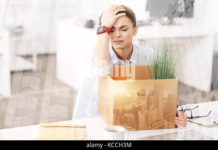 Deprimiert arbeitslose Frau sitzt im Büro Stockfoto