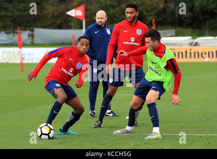 Kyle Walker-Peters aus England (links) und Jack Harrison während des Trainings im St. George's Park, Burton. Stockfoto