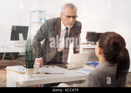 Strenge Chef haben Vorurteile gegen seine weiblichen Angestellten Stockfoto