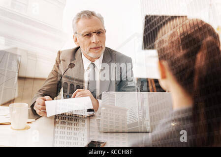 Positiven erwachsenen hr Manager leiten ein Vorstellungsgespräch Stockfoto