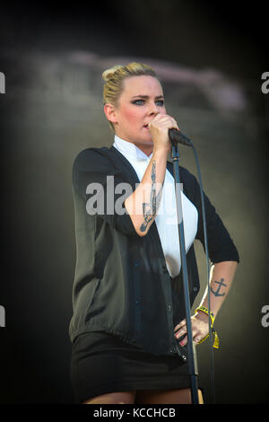Die schwedische Indie-Rock- und New-Wave-Band The Sounds gibt ein Live-Konzert beim deutschen Musikfestival Berlin Festival 2013. Hier ist die Sängerin und Songwriterin Maja Ivarsson live auf der Bühne zu sehen. Deutschland, 06/09 2013. Stockfoto