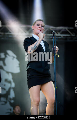 Die schwedische Indie-Rock- und New-Wave-Band The Sounds gibt ein Live-Konzert beim deutschen Musikfestival Berlin Festival 2013. Hier ist die Sängerin und Songwriterin Maja Ivarsson live auf der Bühne zu sehen. Deutschland, 06/09 2013. Stockfoto