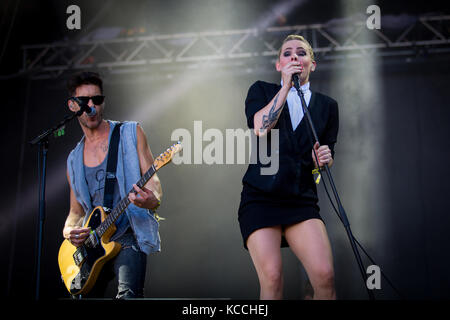 Die schwedische Indie-Rock- und New Wave-Band The Sounds gibt ein Live-Konzert beim Deutschen Musikfestival Berlin Festival 2013. Hier wird Sängerin und Songwriterin Maja Ivarsson live auf der Bühne mit Gitarrist Félix Rodríguez abgebildet. Deutschland, 06/09 2013. Stockfoto