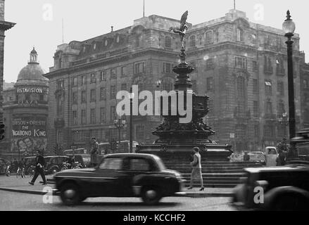 1956, historische Bild, Autos und Menschen im Eros statue am Piccadilly Circus, London, England, UK mit dem Film The Vagabond King im Kino in der speziellen widescreen VistaVision Format erscheinen. Stockfoto