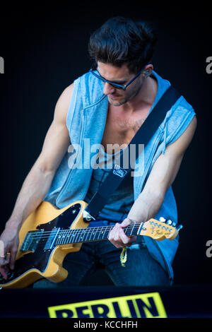 Die schwedische Indie-Rock- und New Wave-Band The Sounds gibt ein Live-Konzert beim Deutschen Musikfestival Berlin Festival 2013. Hier ist Gitarrist und Musiker Félix Rodríguez live auf der Bühne zu sehen. Deutschland, 06/09 2013. Stockfoto