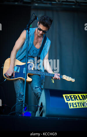 Die schwedische Indie-Rock- und New Wave-Band The Sounds gibt ein Live-Konzert beim Deutschen Musikfestival Berlin Festival 2013. Hier ist Gitarrist und Musiker Félix Rodríguez live auf der Bühne zu sehen. Deutschland, 06/09 2013. Stockfoto