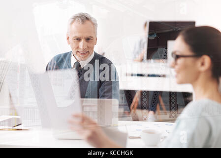 Positive älterer Mann im Gespräch mit seinem Kollegen Stockfoto