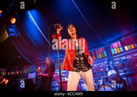 Die englische Band The Struts führt ein Live Konzert in der norwegischen Musik Festival Bergenfest 2015 in Bergen. Hier Sänger und Songschreiber Lukas Spiller wird dargestellt, live auf der Bühne. Norwegen, 14.06 2015. Stockfoto