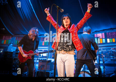 Die englische Band The Struts führt ein Live Konzert in der norwegischen Musik Festival Bergenfest 2015 in Bergen. Hier Sänger und Songschreiber Lukas Spiller wird dargestellt, live auf der Bühne. Norwegen, 14.06 2015. Stockfoto