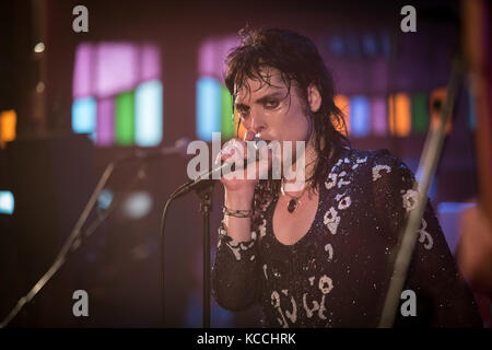 Die englische Band The Struts führt ein Live Konzert in der norwegischen Musik Festival Bergenfest 2015 in Bergen. Hier Sänger und Songschreiber Lukas Spiller wird dargestellt, live auf der Bühne. Norwegen, 14.06 2015. Stockfoto