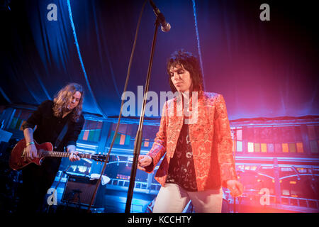 Die englische Band The Struts führt ein Live Konzert in der norwegischen Musik Festival Bergenfest 2015 in Bergen. Hier Sänger und Songschreiber Lukas Spiller wird dargestellt, live auf der Bühne. Norwegen, 14.06 2015. Stockfoto