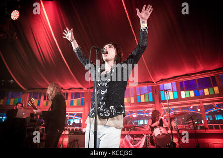 Die englische Band The Struts führt ein Live Konzert in der norwegischen Musik Festival Bergenfest 2015 in Bergen. Hier Sänger und Songschreiber Lukas Spiller wird dargestellt, live auf der Bühne. Norwegen, 14.06 2015. Stockfoto