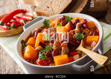 Pikante Kürbis Chili mit Rindfleisch, Tomaten und rote Bohnen close-up in einem Topf. Horizontale Stockfoto