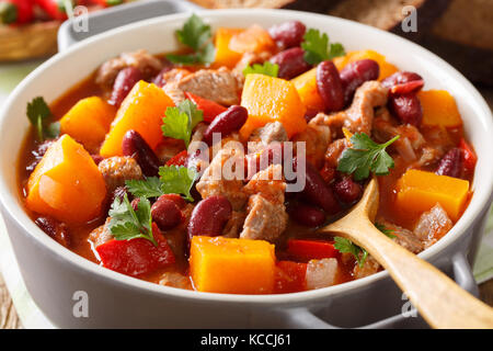 Spicy Chili Kürbis Suppe mit Rindfleisch, Tomaten und rote Bohnen Makro in eine Schüssel. Horizontale Stockfoto