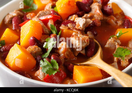 Chili Kürbis mit Rindfleisch und Gemüse in Tomatensauce Makro in eine Schüssel. Horizontale Stockfoto