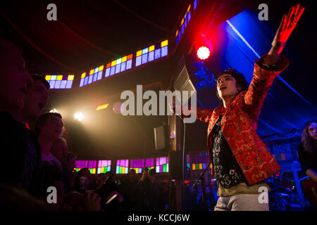 Die englische Band The Struts führt ein Live Konzert in der norwegischen Musik Festival Bergenfest 2015 in Bergen. Hier Sänger und Songschreiber Lukas Spiller wird dargestellt, live auf der Bühne. Norwegen, 14.06 2015. Stockfoto