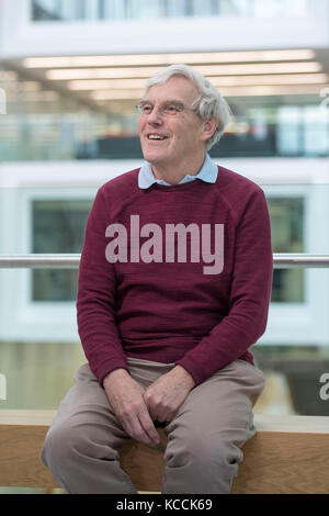 Richard Henderson, der einer der drei Wissenschaftler, die 2017 den Nobelpreis in Chemie für die Verbesserung der Bilder aus biologischer Moleküle geteilt haben, sprechen am Laboratorium für Molekularbiologie in Cambridge, wo er arbeitet. Stockfoto