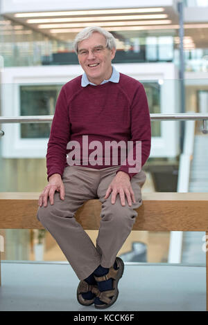 Richard Henderson, einer von drei Wissenschaftlern, die 2017 den Nobelpreis für Chemie für die Verbesserung von Bildern aus biologischen Molekülen erhalten haben, spricht am Laboratory of Molecular Biology in Cambridge, wo er arbeitet. Stockfoto