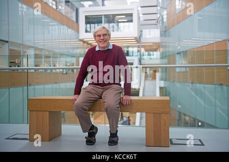 Richard Henderson, der einer der drei Wissenschaftler, die 2017 den Nobelpreis in Chemie für die Verbesserung der Bilder aus biologischer Moleküle geteilt haben, sprechen am Laboratorium für Molekularbiologie in Cambridge, wo er arbeitet. Stockfoto