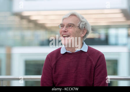 Richard Henderson, einer von drei Wissenschaftlern, die 2017 den Nobelpreis für Chemie für die Verbesserung von Bildern aus biologischen Molekülen erhalten haben, spricht am Laboratory of Molecular Biology in Cambridge, wo er arbeitet. Stockfoto