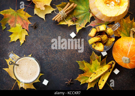 Frisch gebackene, Rosinen und Zimt biscotti und eine Tasse Cappuccino auf einer Küche Holztisch. Stockfoto