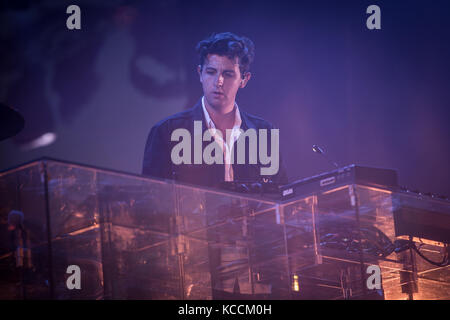 Norwegen, Oslo – 10. August 2017. Die englische Indie electronica Band The xx spielt ein Live-Konzert während des norwegischen Musikfestivals Øyafestivalen 2017 in Oslo. Hier ist Musiker Jamie xx live auf der Bühne zu sehen. Stockfoto