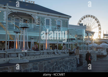 Outdoor Dining in v+a Waterfront, Cape Town, Western Cape, Südafrika Stockfoto