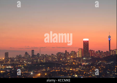 Blick auf die Skyline bei Sonnenuntergang, Johannesburg, Gauteng, Südafrika Stockfoto