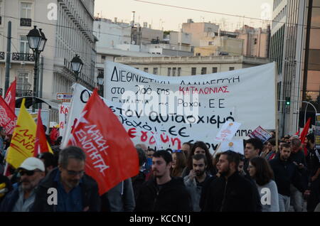 Athen, Griechenland. 03 Okt, 2017. Griechische Linke in Athen zur Unterstützung der Referendum in Katalonien zeigen und gegen den Angriff der spanischen Polizei während der Abstimmung in Katalonien. Credit: George Panagakis/Pacific Press/Alamy leben Nachrichten Stockfoto