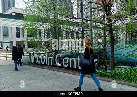 Eingang und melden Sie am Lincoln Center für darstellende Künste in Manhattan, New York City. Stockfoto