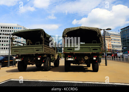 Brüssel, Belgien - 17. Juli 2017: militärische Lkw zu Brüssel Straße gegenüber EU-Kongress Gebäude. Stockfoto