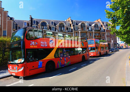 Brüssel, Belgien - 17. Juli 2017: rot Touristenbusse der Stadtbesichtigung Brüssel. berühmten Hop-on Hop-off Touristenbusse an einem sonnigen Tag in Brüssel. Stockfoto