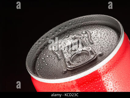 Oben ein roter kann Zinn mit Wassertropfen Nahaufnahme auf schwarzem Hintergrund Stockfoto