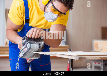 Tischler Arbeiten in der Werkstatt Stockfoto