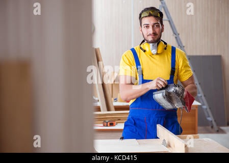 Tischler Arbeiten in der Werkstatt Stockfoto